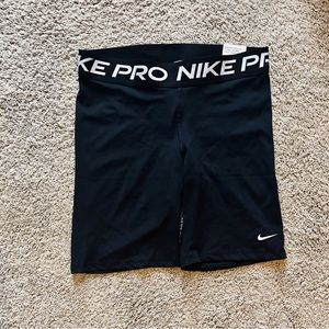 NEW Nike women’s pro 8” training shorts large